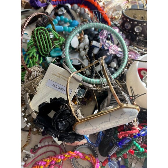 Mixed Lot Of Assorted Fashion Jewelry Bangles & Bracelets 4.4 pounds Craft & Wea - Picture 9 of 16